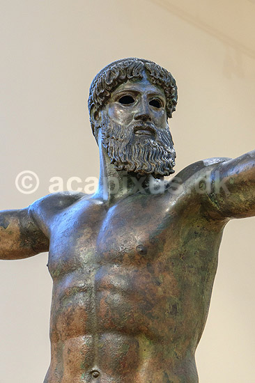 Zeus eller Poseidon. Bronce skulptur af Zeus eller Poseidon udstillet Ark�ologisk Museum i Athen; ; Nationalark�ologisk Museum / Athen; Gr�kenland; ; Sev�rdigheder; Hellas, ark�ologi, historie, museum, udstillinger, Artemision Bronze