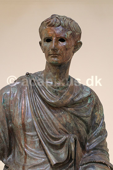 Kejser Augustus. Bronce statue forestillende kejser Augustus (27 fk - ek 14),  Udstillet Ark�ologisk Museum i Athen; ; Nationalark�ologisk Museum / Athen; Gr�kenland; ; Sev�rdigheder; Hellas, ark�ologi, historie, museum, udstillinger, romeriget