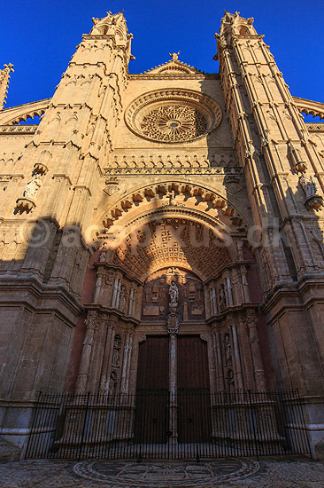 Domkirken i Palma de Mallorca. Indgangsportalen til Catedral-Bas�lica de Santa Mar�a de Mallorca - domkirken - i Palma de Mallorca; ; Palma de Mallorca; Spanien; ; Sev�rdigheder; Kirke, kirker, domkirker, kristendom, katolsk, religion