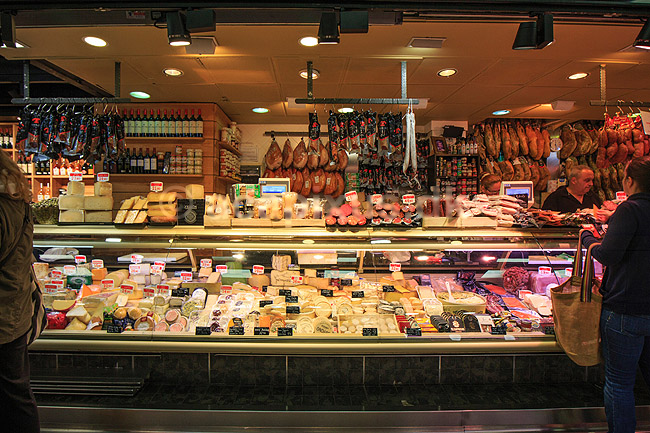 Mercat de l�Olivar. Slagter og ostehandler i Olivar Markedet i Palma de Mallorca - s�lger p�lser, skinker, pata negra, charcuterie, k�d, oste, vine og meget andet godt; ; Palma de Mallorca; Spanien; ; Sev�rdigheder; Markeder, handlende, handel, f�devarer, madvarer, k�ledisk