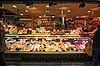Mercat de l�Olivar. Slagter og ostehandler i Olivar Markedet i Palma de Mallorca - s�lger p�lser, skinker, pata negra, charcuterie, k�d, oste, vine og meget andet godt  Palma de Mallorca Spanien  Sev�rdigheder Markeder, handlende, handel, f�devarer, madvarer, k�ledisk