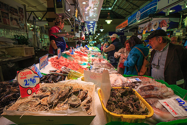 Mercat de l�Olivar. Fiskehandler i Olivar Markedet i Palma de Mallorca - s�lger fisk, �sters, muslinger, bl�ksprutter, rejer, snegle og meget andet godt; ; Palma de Mallorca; Spanien; ; Sev�rdigheder; Markeder, handlende, handel, f�devarer, madvarer, k�ledisk