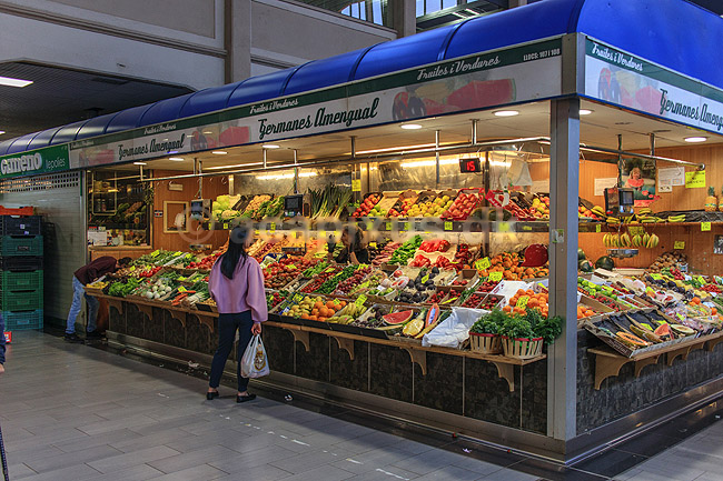 Mercat de l�Olivar. Frug og gr�ntsagshandler - s�lger �bler, appelsiner, bananer, meloner, jordb�r, peberfrugter, guller�dder, porrer, tomater og meget andet godt; ; Palma de Mallorca; Spanien; ; Sev�rdigheder; Markeder, handlende, handel, f�devarer, madvarer, k�ledisk