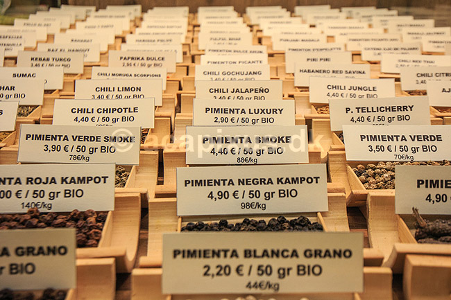 Mercat de l�Olivar. Krydderihandler i Olivar Markedet i Palma de Mallorca - s�lger peber, karry, chilli og mange andre krydderier; ; Palma de Mallorca; Spanien; ; Sev�rdigheder; Markeder, handlende, handel, f�devarer, madvarer