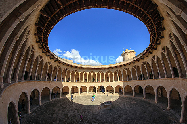 Castell de Bellver. Den indre cirkul�re plads i Bellver Slottet - Castell de Bellver - fotograferet med fisk�jeobjektiv som f�r de indre buegange til at lige et Batman logo; ; Palma de Mallorca; Spanien; ; Sev�rdigheder; Bellver Castle