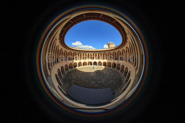 Castell de Bellver. Den indre cirkul�re plads i Bellver Slottet - Castell de Bellver - fotograferet med fisk�jeobjektiv som f�r de indre buegange til at lige et Batman logo; ; Palma de Mallorca; Spanien; ; Sev�rdigheder; Bellver Castle