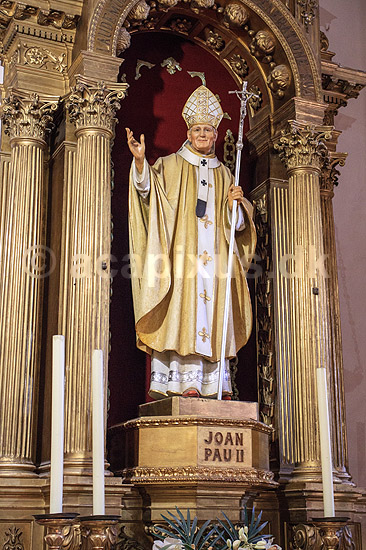 Pave Johannes Paul 2. Statue af Pave Johannes Paul 2 (Joan Pau II, Joan Pablo II) i Domkirken (Catedral-Bas�lica de Santa Mar�a) i Palma de Mallorca; ; Palma de Mallorca; Spanien; ; Sev�rdigheder; Kirke, kirker, domkirker, kristendom, katolsk, religion, paver, Pope John Paul II