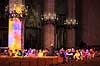 Domkirken i Palma de Mallorca. Bes�gende sidder i farvede solstr�ler der skinner gennem de farvede glasmosaik vinduer i Catedral-Bas�lica de Santa Mar�a de Mallorca - domkirken - i Palma de Mallorca  Palma de Mallorca Spanien  Sev�rdigheder Kirke, kirker, domkirker, kristendom, katolsk, religion, kirkeg�ngere