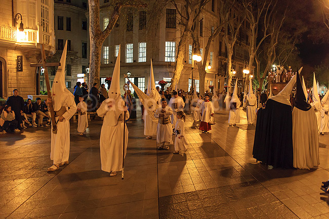 P�skeprocession i Palma de Mallorca. P�ske procession p� Passeig del Born i Palma de Mallorca under La Semana Santas (den hellige uge); ; Palma de Mallorca; Spanien; ; Sev�rdigheder; Kristendom, katolsk, religion, p�sken