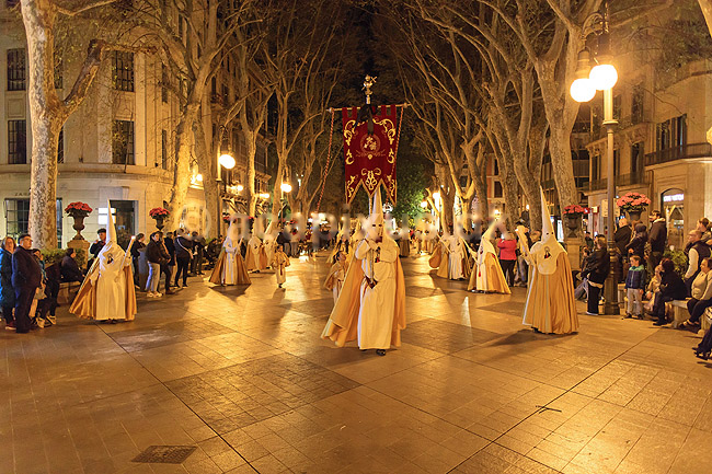 P�skeprocession i Palma de Mallorca. P�ske procession p� Passeig del Born i Palma de Mallorca under La Semana Santas (den hellige uge); ; Palma de Mallorca; Spanien; ; Sev�rdigheder; Kristendom, katolsk, religion, p�sken