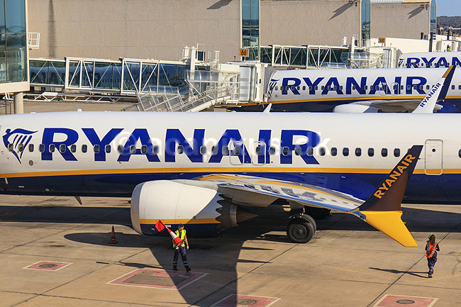 Ryanair. Fly fra flyselskabet Ryanair ved terminalen i Palma de Mallorca Lufthavn ; ; Aeroport de Palma / Palma de Mallorca; Spanien; ; ; Lufthavne, airport, flytrafik, jetfly, passagerfly, rutefly, rejse, rejser, transport