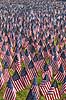 Memorial day. Skov af sm� flag ved Soldiers and Sailors Monument i Boston Common p� Memorial Day, som er en helligdag i USA, hvor man mindes dem, som er faldet under tjeneste i landets v�bnede styrker. Helligdagen afholdes hvert �r den sidste mandag i maj.Mange mindes ogs� bare dem man har mistet gennem tiden, som ikke n�dvendigvis d�de under krigen  Boston / Massachusetts USA   Stars and Stribes