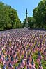 Memorial day. Skov af sm� flag ved Soldiers and Sailors Monument i Boston Common p� Memorial Day, som er en helligdag i USA, hvor man mindes dem, som er faldet under tjeneste i landets v�bnede styrker. Helligdagen afholdes hvert �r den sidste mandag i maj.Mange mindes ogs� bare dem man har mistet gennem tiden, som ikke n�dvendigvis d�de under krigen  Boston / Massachusetts USA   Stars and Stribes