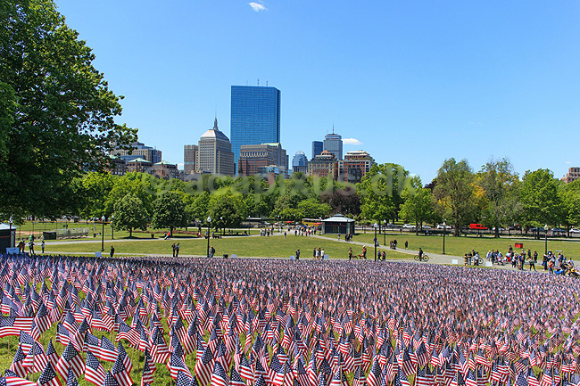 Memorial day. Skov af sm� flag ved Soldiers and Sailors Monument i Boston Common p� Memorial Day, som er en helligdag i USA, hvor man mindes dem, som er faldet under tjeneste i landets v�bnede styrker. Helligdagen afholdes hvert �r den sidste mandag i maj.Mange mindes ogs� bare dem man har mistet gennem tiden, som ikke n�dvendigvis d�de under krigen; ; Boston / Massachusetts; USA; ; ; Stars and Stribes