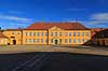 Roskilde Pal�. Roskilde Pal�, St�ndertorvet 3. Kongeligt pal� bygget 1733-36, tegnet af hofbygmester Lautitz de Thurah. M�dested for St�nderforsamlingen i 1835-48 - forl�ber for folkestyret. Pal�et indeholder i dag Museet for Samtidskunst og kontorer for Roskilde Stift og biskop  Roskilde Danmark   Museer