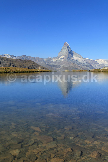Matterhorn. Det ikoniske bjerg Matterhorn spejler sig i bjergs�en Stellisee; ; Zermatt; Schweiz; ; ; Alperne, bjerglandskab, Alpelandskab, bjergvandring