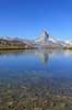 Matterhorn. Det ikoniske bjerg Matterhorn spejler sig i bjergs�en Stellisee  Zermatt Schweiz   Alperne, bjerglandskab, Alpelandskab, bjergvandring