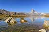 Matterhorn. Det ikoniske bjerg Matterhorn spejler sig i bjergs�en Stellisee  Zermatt Schweiz   Alperne, bjerglandskab, Alpelandskab, bjergvandring