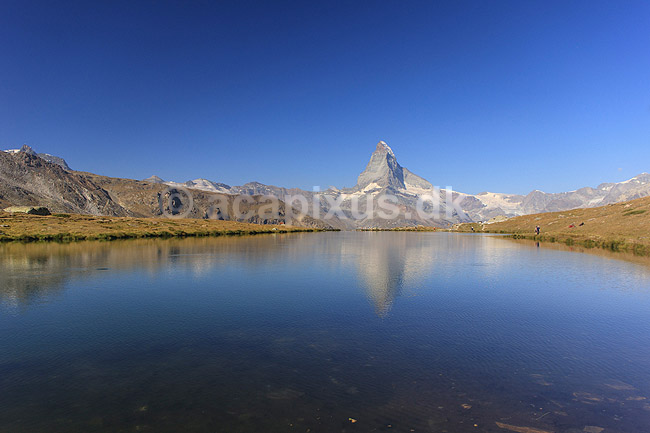 Matterhorn. Det ikoniske bjerg Matterhorn spejler sig i bjergs�en Stellisee; ; Zermatt; Schweiz; ; ; Alperne, bjerglandskab, Alpelandskab, bjergvandring