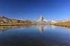 Matterhorn. Det ikoniske bjerg Matterhorn spejler sig i bjergs�en Stellisee  Zermatt Schweiz   Alperne, bjerglandskab, Alpelandskab, bjergvandring