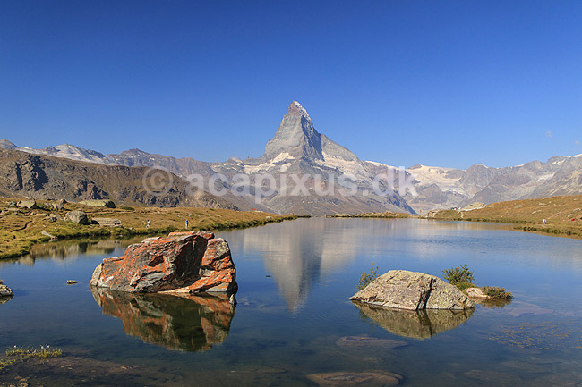 Matterhorn. Det ikoniske bjerg Matterhorn spejler sig i bjergs�en Stellisee; ; Zermatt; Schweiz; ; ; Alperne, bjerglandskab, Alpelandskab, bjergvandring