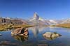 Matterhorn. Det ikoniske bjerg Matterhorn spejler sig i bjergs�en Stellisee  Zermatt Schweiz   Alperne, bjerglandskab, Alpelandskab, bjergvandring
