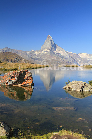Matterhorn. Det ikoniske bjerg Matterhorn spejler sig i bjergs�en Stellisee; ; Zermatt; Schweiz; ; ; Alperne, bjerglandskab, Alpelandskab, bjergvandring