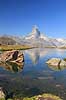 Matterhorn. Det ikoniske bjerg Matterhorn spejler sig i bjergs�en Stellisee  Zermatt Schweiz   Alperne, bjerglandskab, Alpelandskab, bjergvandring