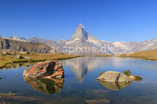 Matterhorn. Det ikoniske bjerg Matterhorn spejler sig i bjergs�en Stellisee; ; Zermatt; Schweiz; ; ; Alperne, bjerglandskab, Alpelandskab, bjergvandring