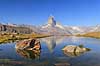 Matterhorn. Det ikoniske bjerg Matterhorn spejler sig i bjergs�en Stellisee  Zermatt Schweiz   Alperne, bjerglandskab, Alpelandskab, bjergvandring
