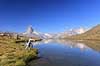 Matterhorn. Fluefisker fisker �rreder i  bjergs�en Stellisee med det ikoniske bjerg Matterhorn i baggrunden  Zermatt Schweiz   Alperne, bjerglandskab, Alpelandskab, bjergvandring