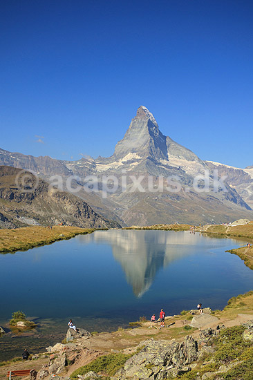 Matterhorn. Det ikoniske bjerg Matterhorn spejler sig i bjergs�en Stellisee; ; Zermatt; Schweiz; ; ; Alperne, bjerglandskab, Alpelandskab, bjergvandring