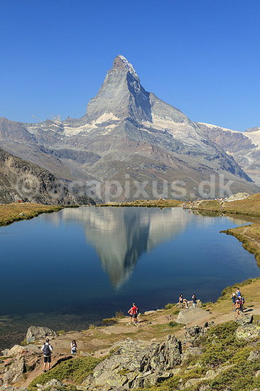 Matterhorn. Det ikoniske bjerg Matterhorn spejler sig i bjergs�en Stellisee; ; Zermatt; Schweiz; ; ; Alperne, bjerglandskab, Alpelandskab, bjergvandring
