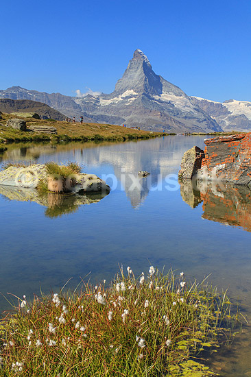 Matterhorn. Det ikoniske bjerg Matterhorn spejler sig i bjergs�en Stellisee; ; Zermatt; Schweiz; ; ; Alperne, bjerglandskab, Alpelandskab, bjergvandring