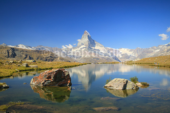 Matterhorn. Det ikoniske bjerg Matterhorn spejler sig i bjergs�en Stellisee; ; Zermatt; Schweiz; ; ; Alperne, bjerglandskab, Alpelandskab, bjergvandring