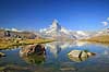 Matterhorn. Det ikoniske bjerg Matterhorn spejler sig i bjergs�en Stellisee  Zermatt Schweiz   Alperne, bjerglandskab, Alpelandskab, bjergvandring