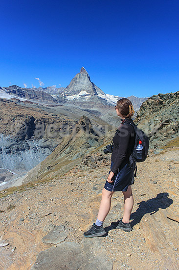 Matterhorn. Vanderer beskuer det ikoniske bjerg Matterhorn set fra n�r Gornergrat; ; Zermatt; Schweiz; ; ; Alperne, bjerglandskab, Alpelandskab, bjergvandring