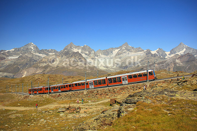 Matterhorn. Bjergbanen Gornergratbahn n�rmer sig endestationen Gornergrat; ; Gornergrat / Zermatt; Schweiz; ; ; Alperne, bjerglandskab, Alpelandskab, bjergvandring, Togbaner, transport, eltog, elektrisk tog