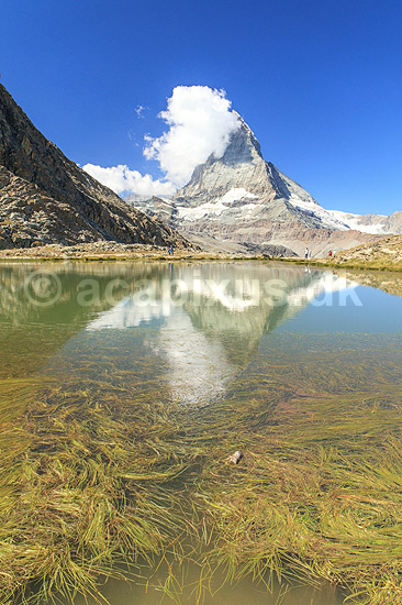 Matterhorn. Det ikoniske bjerg Matterhorn spejler sig i bjergs�en Riffelsee; ; Riffelsee / Zermatt; Schweiz; ; ; Alperne, bjerglandskab, Alpelandskab, bjergvandring
