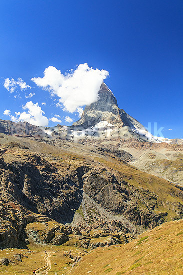 Matterhorn. Det ikoniske bjerg Matterhorn set fra n�r bjergs�en Riffelsee; ; Riffelsee / Zermatt; Schweiz; ; ; Alperne, bjerglandskab, Alpelandskab, bjergvandring
