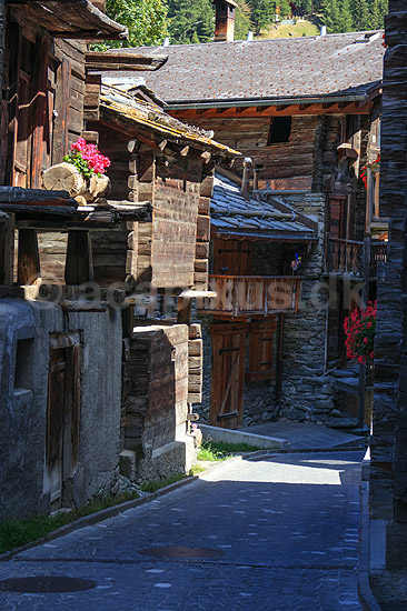Zermatt. Hinterdorfstrasse i den gamle bydel Hinterdorf med gamle huse i Zermatt; ; Zermatt; Schweiz; ; ; Alperne