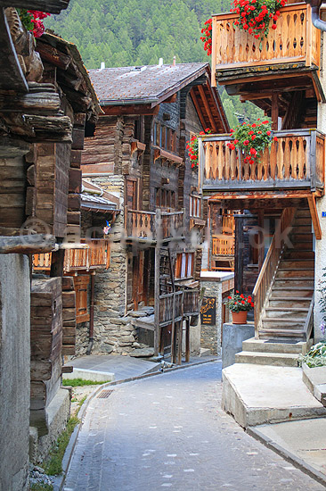 Zermatt. Hinterdorfstrasse i den gamle bydel Hinterdorf med gamle huse i Zermatt; ; Zermatt; Schweiz; ; ; Alperne