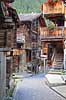 Zermatt. Hinterdorfstrasse i den gamle bydel Hinterdorf med gamle huse i Zermatt  Zermatt Schweiz   Alperne