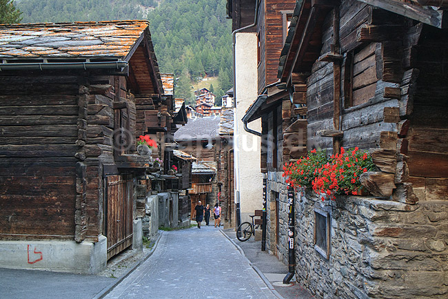 Zermatt. Hinterdorfstrasse i den gamle bydel Hinterdorf med gamle huse i Zermatt; ; Zermatt; Schweiz; ; ; Alperne