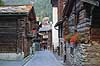 Zermatt. Hinterdorfstrasse i den gamle bydel Hinterdorf med gamle huse i Zermatt  Zermatt Schweiz   Alperne