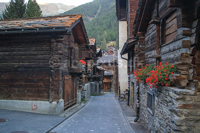 Zermatt. Hinterdorfstrasse i den gamle bydel Hinterdorf med gamle huse i Zermatt; ; Zermatt; Schweiz; ; ; Alperne