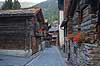 Zermatt. Hinterdorfstrasse i den gamle bydel Hinterdorf med gamle huse i Zermatt  Zermatt Schweiz   Alperne