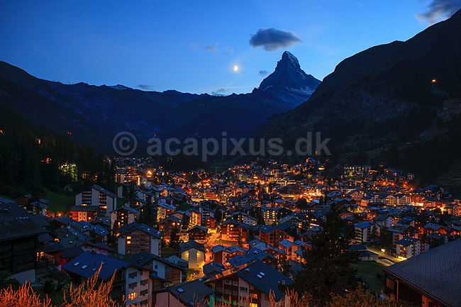 Matterhorn og Zermatt. Zermatt og Matterhorn i skumringen med m�nen p� vej til at g� ned bag bjerget; ; Zermatt; Schweiz; ; ; Alperne, bjerglandskab, Alpelandskab
