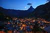 Matterhorn og Zermatt. Zermatt og Matterhorn i skumringen med m�nen p� vej til at g� ned bag bjerget  Zermatt Schweiz   Alperne, bjerglandskab, Alpelandskab