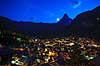 Matterhorn og Zermatt. Zermatt og Matterhorn i skumringen med m�nen p� vej til at g� ned bag bjerget  Zermatt Schweiz   Alperne, bjerglandskab, Alpelandskab